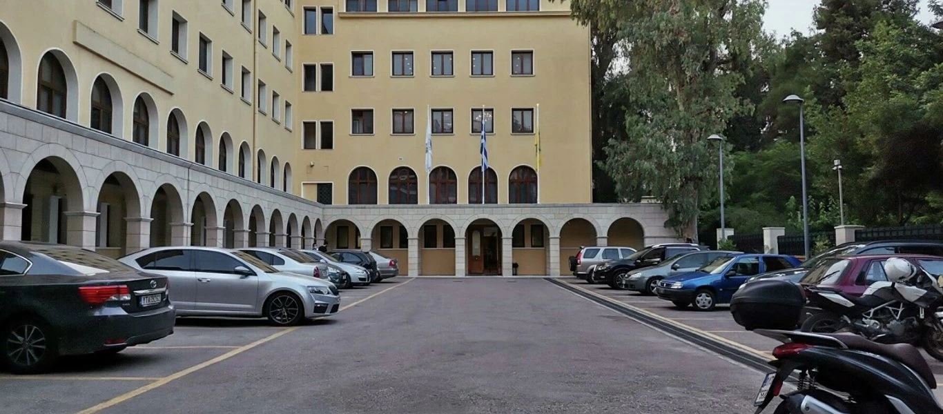 Επίθεση με βιτριόλι στη Μονή Πετράκη: Δείτε εικόνες από την αίθουσα όπου έγινε η επίθεση (φωτο)